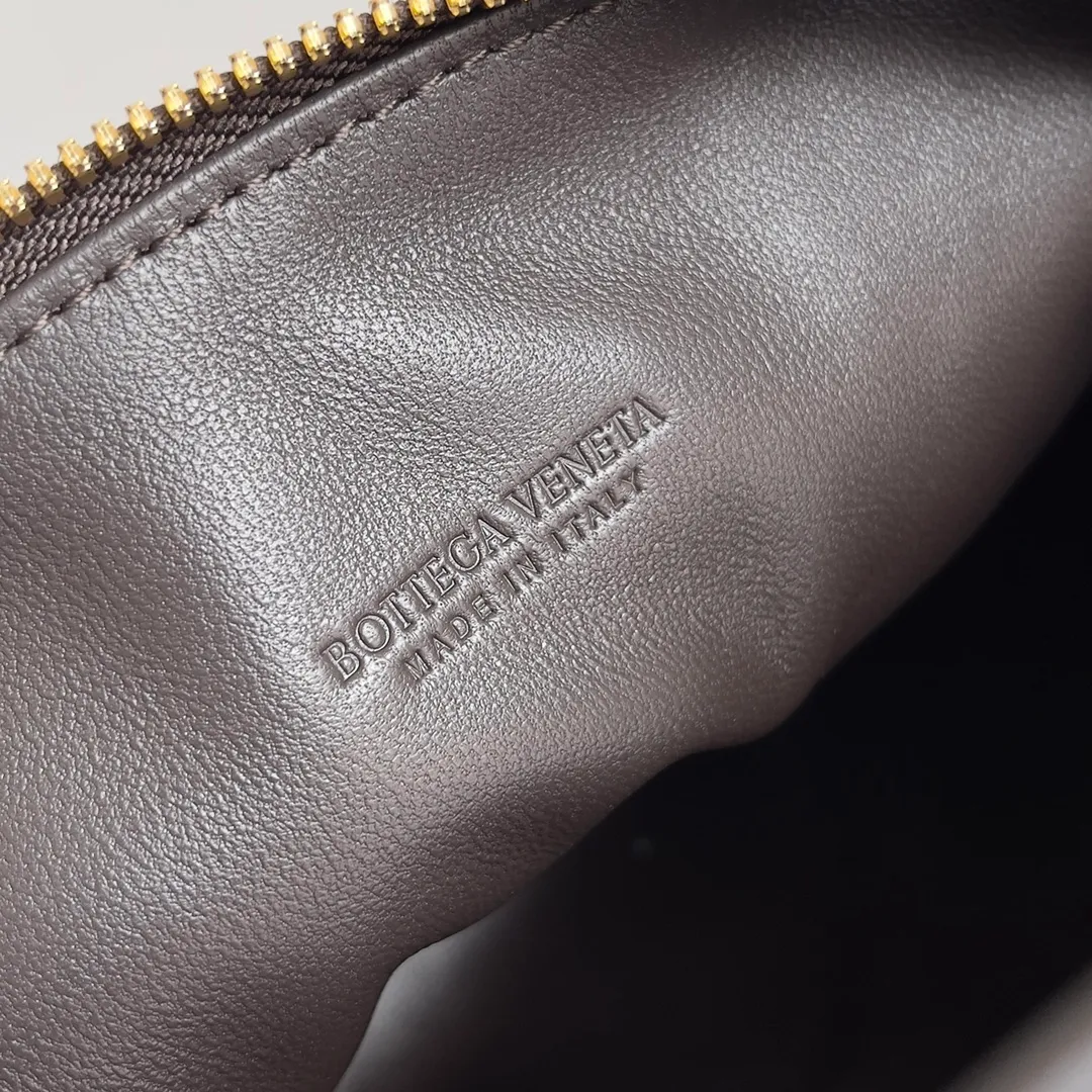 Batch 1360 It is predicted that BV Bottega’s lunch bag will be popular again this year. The entire bag is made of top nappa lambskin, which is very soft and lightweight. It also uses the intrecciato weaving process that the two founders spent several months developing from the beginning of the brand. It is completely hand-woven by Italian craftsmen. It perfectly reflects the craftsmanship of Bottega. The entire bag shape is also a very practical and popular lunch box bag type. The slightly curved arc of the bag mouth can also better fit our wrists. Style number: 754443 Size: 22*13*9